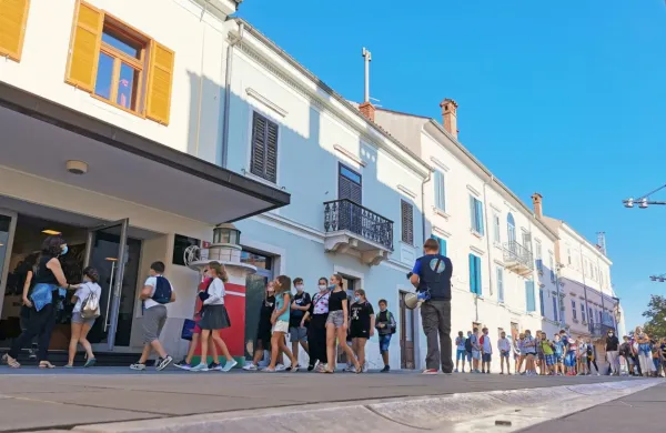 Včeraj so v Gledališču Koper sprejeli prve skupine otrok s koprskih šol, ki so se “v mehurčkih” udeležili festivala Pri svetilniku. 