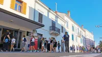 Včeraj so v Gledališču Koper sprejeli prve skupine otrok s koprskih šol, ki so se “v mehurčkih” udeležili festivala Pri svetilniku. 