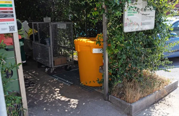 Ena od zbirnih posod za olje je tudi v Garibaldijevi ulici v središču mesta ob Fakulteti za humanistične študije.