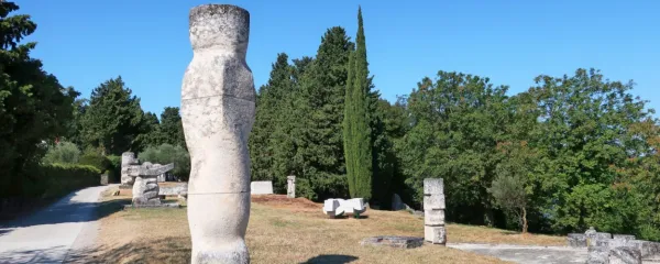 Skulpture na Seči se zlivajo s slikovito mediteransko pokrajino in 
barvami.