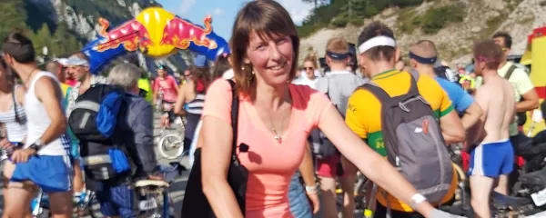 Čeprav je Martina Konjc na cilju nasmejana in ni videti prav nič 
utrujena, pa je bila pot na Vršič s ponijem in na stopničke vse prej 
kot lahka. 