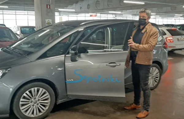 Postojnski župan Igor Marentič je sedel za volan vozila Zavoda 
Sopotnik in starejše odpeljal po opravkih. 