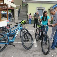 V Ilirski Bistrici so se občani včeraj lahko brezplačno zapeljali z 
električnimi gorskimi kolesi.   