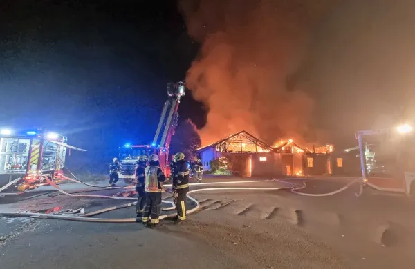 Z ognjenimi zublji so se gasilci  borili več  ur.  