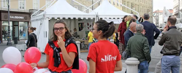 Slofest je manifestacija moči in bogastva slovenske manjšine v 
Italiji. Letos se je z Borznega trga, kjer je bil predlani (na 
fotografiji), preselil na Trg sv. Antona.