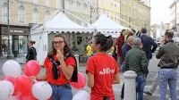 Slofest je manifestacija moči in bogastva slovenske manjšine v 
Italiji. Letos se je z Borznega trga, kjer je bil predlani (na 
fotografiji), preselil na Trg sv. Antona.