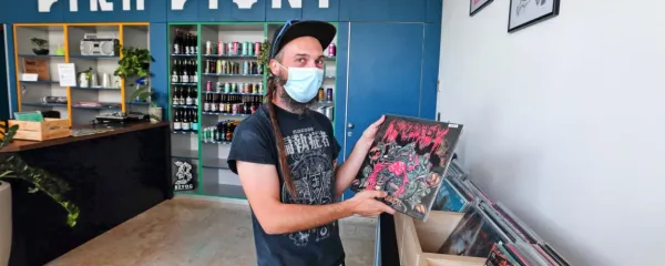 Luka Bevk z eno svojih najljubših iz nabora vinilk - albumom 
Mental Funeral ameriške death metal  zasedbe Autopsy 