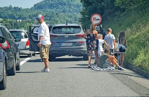 Ko zastoj traja dlje časa, postane avtocesta prostor za piknik. 