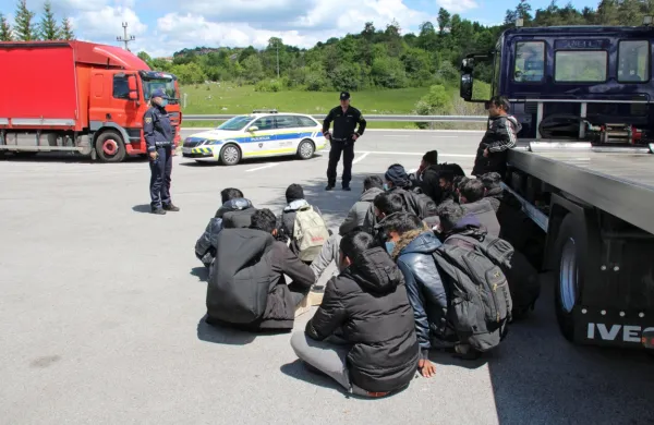 Večina prebežnikov je mejo nezakonito prestopila peš, v manjših 
skupinah. 
