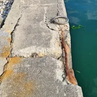  Dotrajan zid je nevaren za vse, ki  sestopajo ali vstopajo na plovila.