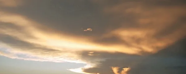 Ozon visoko v ozračju vpije večino ultravijoličnega sončnega sevanja in nas tako obvaruje pred škodljivimi vplivi.