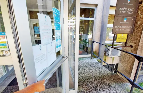  Na vhodih v sodne stavbe od minule srede visijo opozorila, da   
lahko stranke in drugi obiskovalci vstopijo le ob izpolnjevanju 
pogoja PCT.