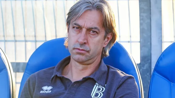 Učitelja na OŠ Alojza Gradnika Dobrovo Sandija Valentinčiča je 
zaradi neizpolnjevanja pogoja PCT doletel opomin pred odpovedjo.