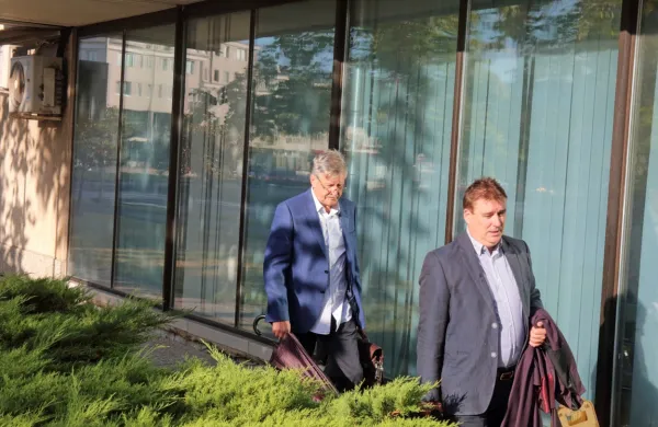 Dušan  Črnigoj  (pred njim odvetnik Bogomir Horvat) včeraj na 
sodišču ni priznal krivde   za očitke   iz obtožbe specializiranega 
tožilstva.  