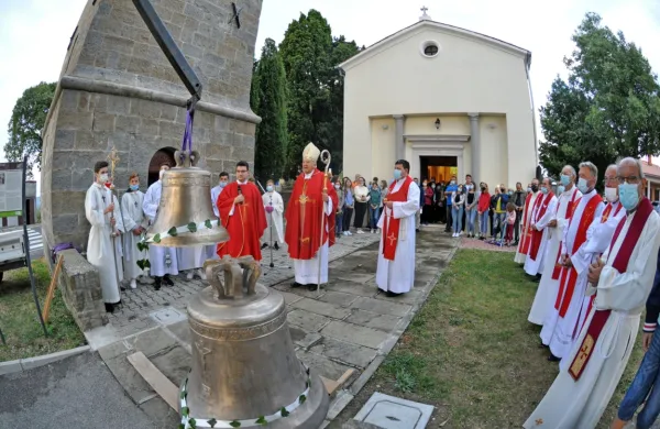 Nova zvonova je blagoslovil škof Jurij Bizjak (v sredini). V ozadju je 
vidna prenovljena fasada cerkve. 