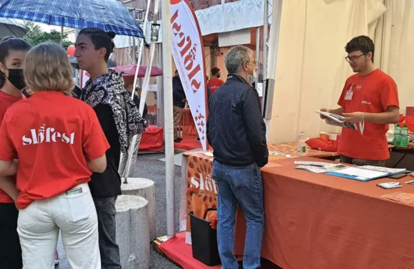 Tri dni so bili Slovenci sredi mesta na voljo vsem, da se z njimi 
pogovorijo, spoznajo njihovo delovanje ...