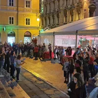Zaključnemu nastopu godb v nedeljo zvečer je prisluhnila 
množica ljudi, prav tako v soboto zvečer pevskim zborom, ki so 
zapeli Zdravljico in Vstajenje Primorske. 