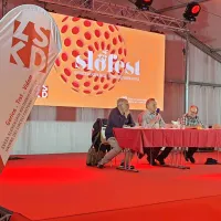Pod šotorom se je zvrstilo veliko vsebinskih dogodkov, v nedeljo 
popoldne so  Marko Kravos, Renato Quaglia in Roberto Dedenaro 
predstavili Quaglievo pesniško zborko Zaleni okrišiji.
