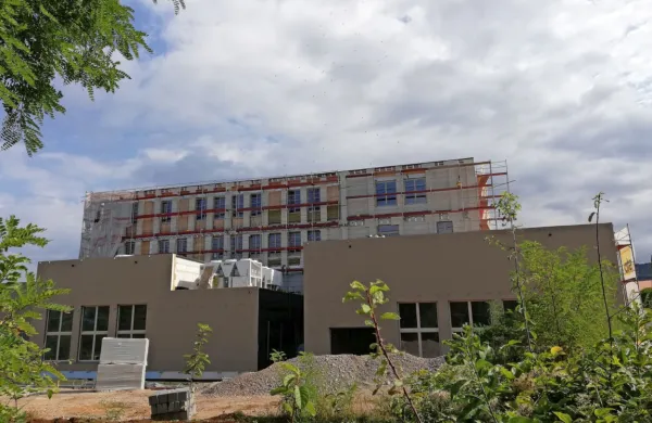 Vrednost novogradnje ocenjujejo   na   enajst milijonov,   skupaj z 
raziskovalno opremo in   pohištvom pa na kar      20 milijonov evrov.  