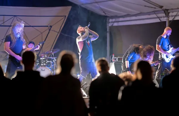 Metalska Noctiferia se je z najnovejšo  ploščo poklonila avantgardnemu Laibachu in vseh osem skladb z nje odigrala tudi v 
Idriji. 