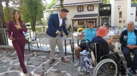 Poslanka Eva Irgl obiskuje domove starejših, da bi s pomočjo 
države  odpravili težave v njih. Da bi lahko pomagala k državnemu 
sofinanciranju  nujne obnove zastarele idrijske enote Marof, pa je 
malo verjetno. 