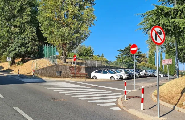 Koprska občina je z novim šolskim letom  vzpostavila enosmerni prometni režim v Veluščkovi ulici pod OŠ Dušana Bordona. 