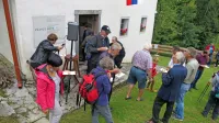 Iz prenovljene peči Bevkove domačije tokrat v čast dnevom 
kulturne dediščine bel, v Bevkovih časih pa bolj poredko črn 
kruh.