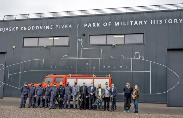 Košanski gasilci so vozilo črnogorskemu društvu Boka  predali v 
Parku vojaške zgodovine Pivka, ki je od prihoda podmornice 
nosilec slovensko-črnogorskega prijateljstva. 