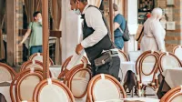 V nekaterih podjetjih s  področja gostinstva in turizma so letos 
zaradi pomanjkanja kadrov med sezono na pomoč poklicali  tudi 
upokojene delavce.  