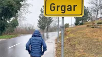Lani v decembrskem predprazničnem času je na dvorišču hiše v Grgarju domačin z nožem napadel Gregorja S.