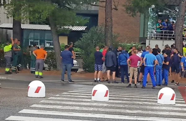   Šoferji tovornjakov so v bližini pristanišča čakali na tesle. 