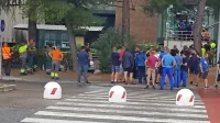   Šoferji tovornjakov so v bližini pristanišča čakali na tesle. 