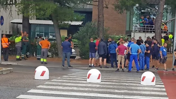   Šoferji tovornjakov so v bližini pristanišča čakali na tesle. 
