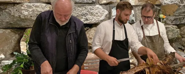 Pomočnik Maxa Stiegla (desno) pri razkosavanju jagnjetine je bil 
tudi založnik Lojze Wieser (levo). 