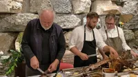 Pomočnik Maxa Stiegla (desno) pri razkosavanju jagnjetine je bil 
tudi založnik Lojze Wieser (levo). 