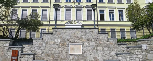 Prva slovenska - Mestna realka - kot Gimnazija Jurija Vege  ohranja prvotno podobo in kakovost izobraževanja in je skupaj z dediščino živega srebra del Unescove dediščine.