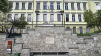Prva slovenska - Mestna realka - kot Gimnazija Jurija Vege  ohranja prvotno podobo in kakovost izobraževanja in je skupaj z dediščino živega srebra del Unescove dediščine.