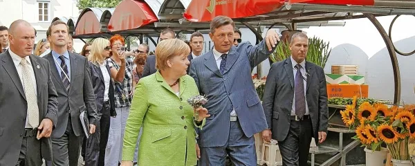 Angelo Merkel je med njenim obiskom v Ljubljani po središču 
mesta popeljal takratni predsednik slovenske vlade Borut Pahor.