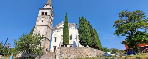 Cerkev svetega Jurija v Komnu je bila zgrajena leta 1773, prva 
omemba takratne župnije Cominum pa sodi v leto 1247.