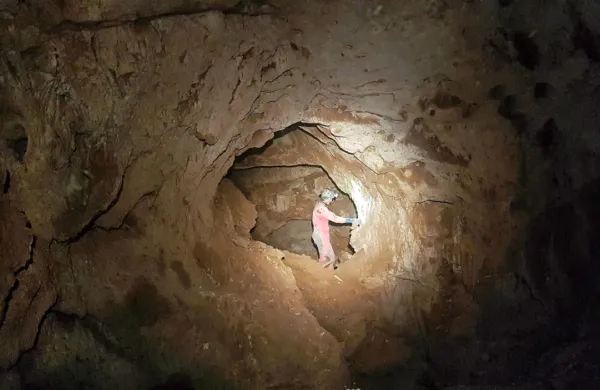 V začetku avgusta so na globini 300 metrov odkrili vodoravne rove 
in povezavo naprej v globino. 
