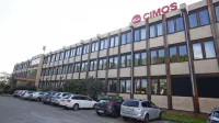 Cimos je svojo stavbo v Kopru prodal podjetju Avto Krka, a tam ostaja - v najemu ima približno polovico 
prostorov. 