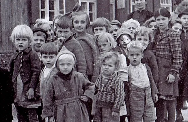 Banditenkinder – slovenskemu narodu ukradeni otroci je tudi dokumentarni film Maje 
Weiss iz leta 2014. Na fotografiji so otroci iz avstrijskega taborišča Frohnleiten.

