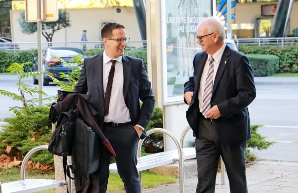 Rektor Univerze v Novi Gorici Danilo Zavrtanik  v  spremstvu 
odvetnika