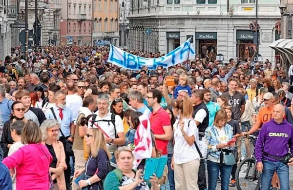 Protestniki so dopoldne na shodu po Trstu vzklikali slogane proti 
obveznosti PCT, ki jo označujejo za izsiljevanje.