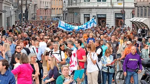 Protestniki so dopoldne na shodu po Trstu vzklikali slogane proti 
obveznosti PCT, ki jo označujejo za izsiljevanje.