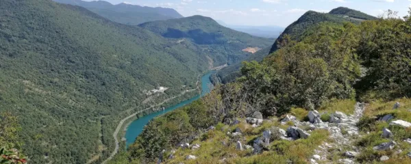 Hoja po grebenu Sabotina nad Sočo, kjer se stikata sredozemsko 
podnebje in predalpska klima, je tudi zanimivo doživetje.