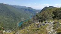 Hoja po grebenu Sabotina nad Sočo, kjer se stikata sredozemsko 
podnebje in predalpska klima, je tudi zanimivo doživetje.