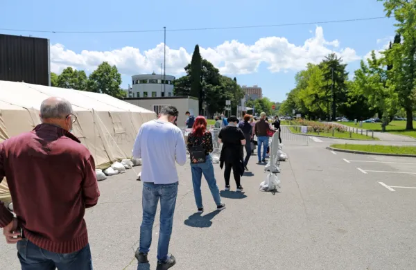 Odkar je hitro testiranje plačljivo, takšnih vrst pred točkami za 
testiranje (na fotografiji v Novi Gorici) ni več. 