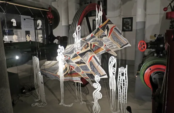 Klekljan prerez idrijskega  rudišča in bele čipke, ki se iz njega 
dvigajo na svetlo - skupinsko delo eksperimentalne skupine 
čipkaric.