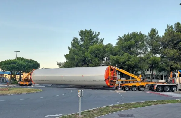 Eden od sestavnih delov stebrov za vetrnice na začetku svoje poti 
iz pristanišča v Avstrijo